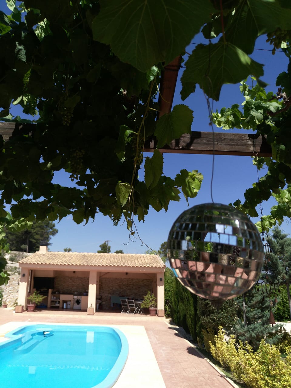 BBQ and laundry house.  Barbacoa y lavandería.