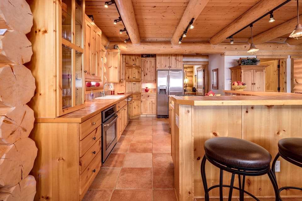 Spacious gourmet kitchen complete with Kitchenaid stand mixer & every appliance.