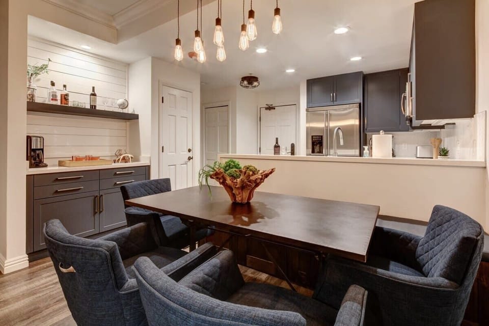 Dining Area looking to Kitchen