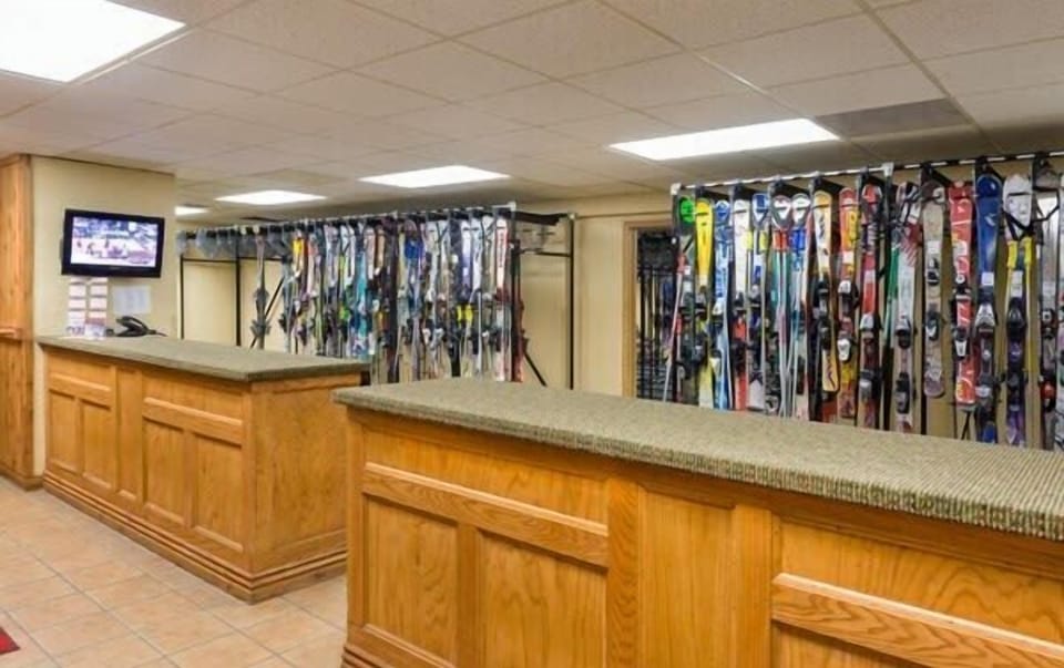 Ski valet - can pick up or drop off your skis right at the gondola