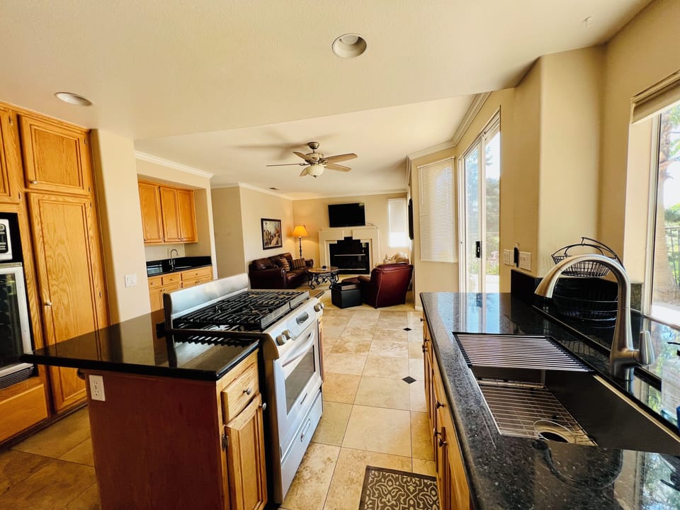Full Kitchen w Gas Stove/Oven, Wine Fridge, Granite Counters