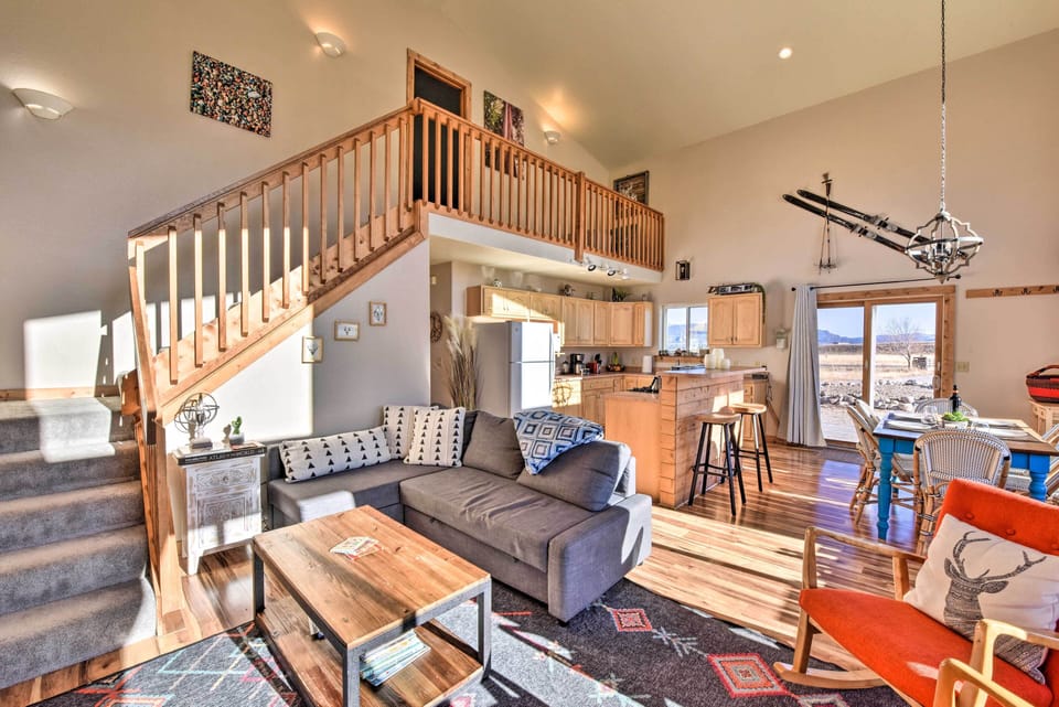 Living Room | Sleeper Sofa | Smart TV | Free WiFi | Central Heat