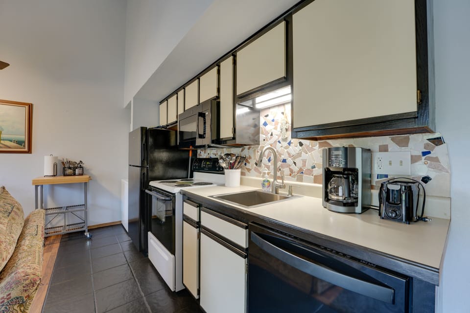 Kitchen | Cooking Basics | Coffee Maker | Paper Towels/Trash Bags Provided