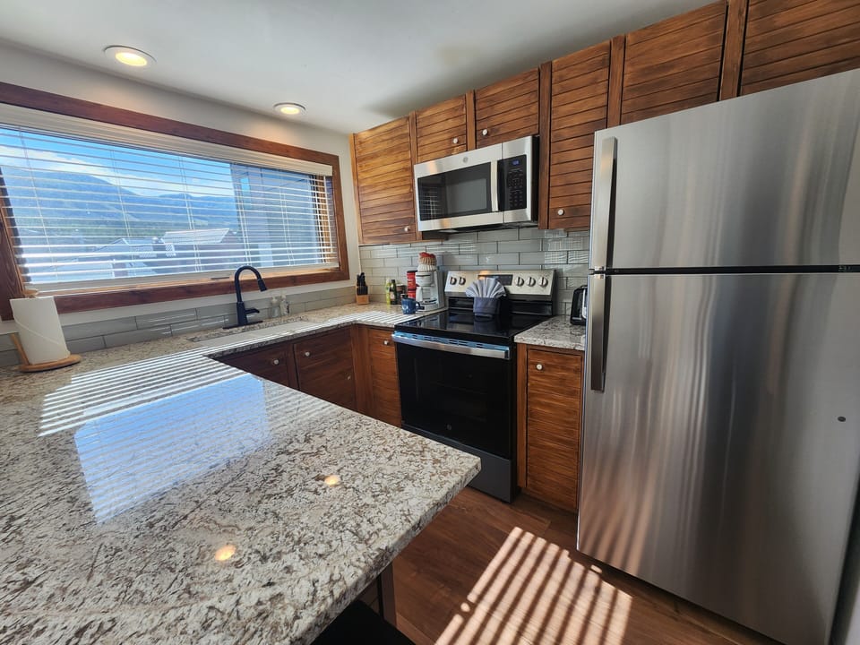 Full kitchen.