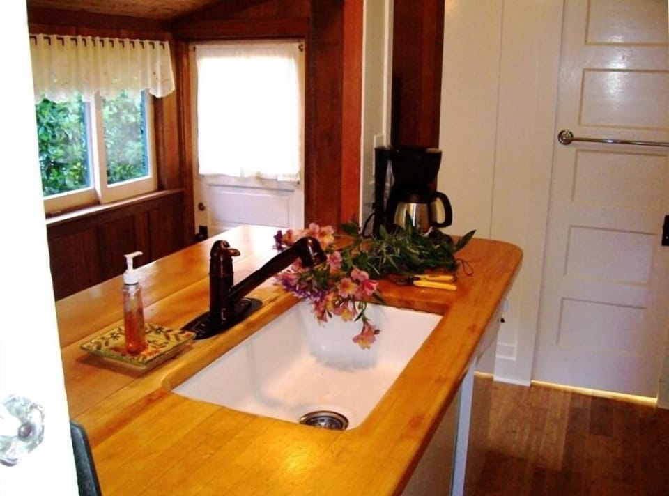 Small but fully equipped kitchen with gas range