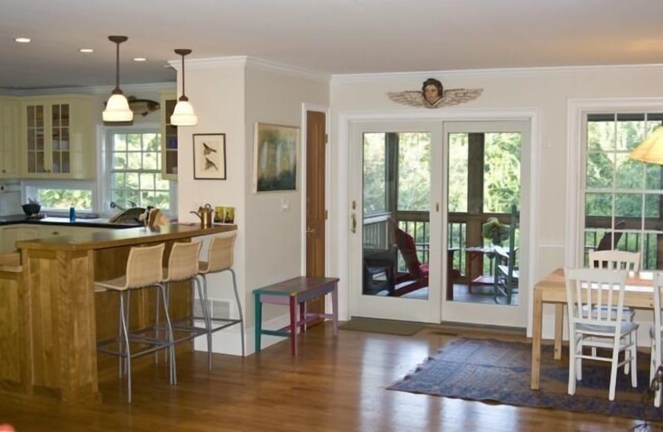 Open kitchen to dining