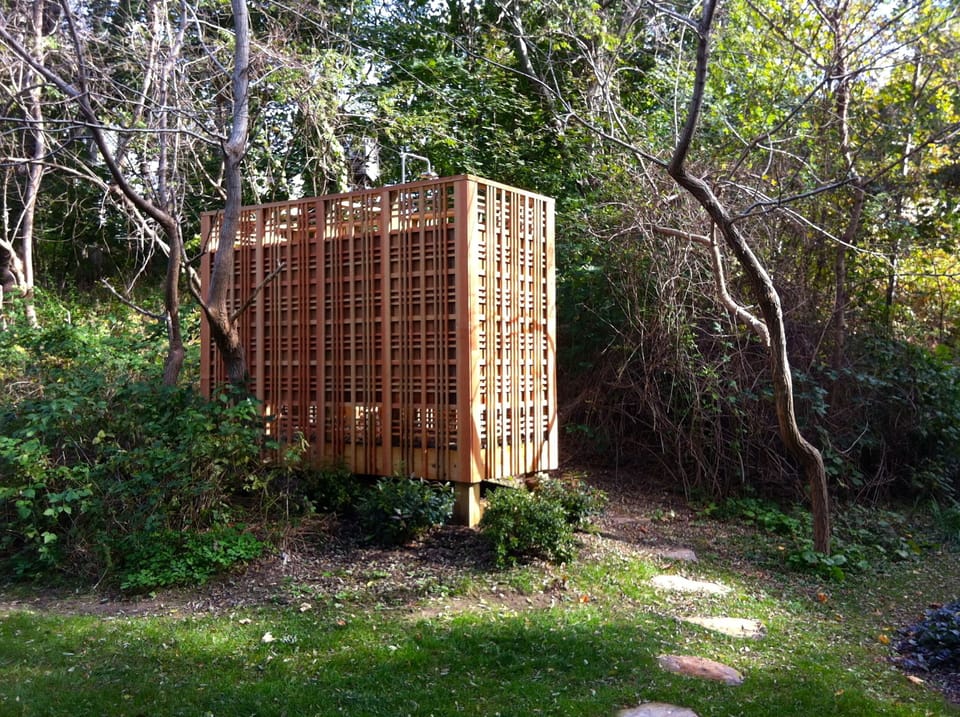 Free standing outdoor shower