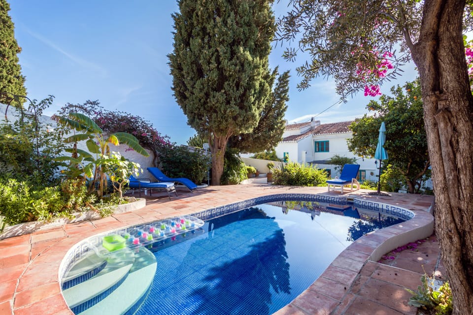 the pool is completely private