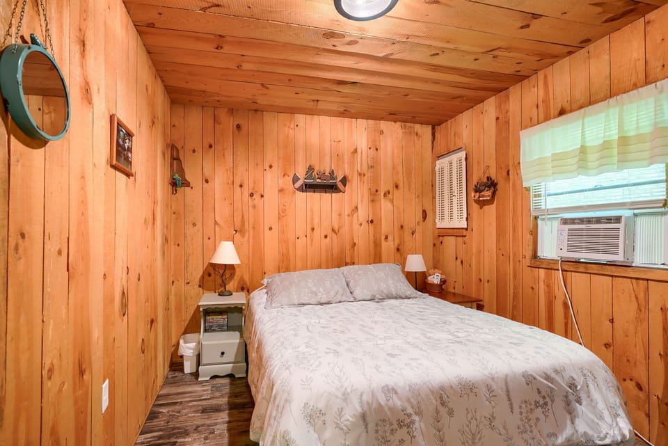 bedroom with queen bed