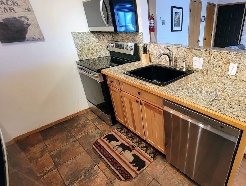 Full Sized, Well-Equipped Kitchen with Granite Tile Countertops