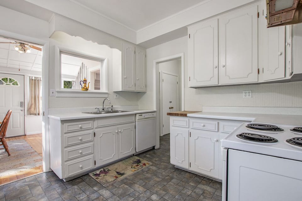 Charming kitchen with full appliances 
