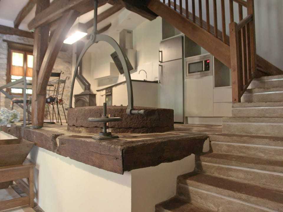 Property, Interior Design, Room, Building, Stairs, Beam, Wood, Furniture, Architecture, Handrail