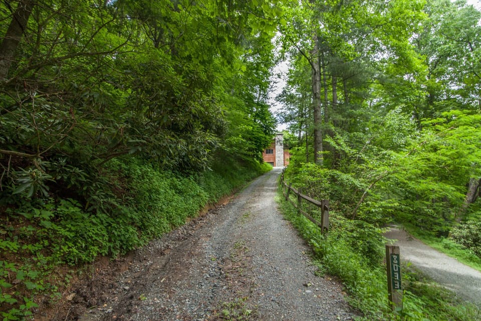 Driveway to Creek Sound Chalet