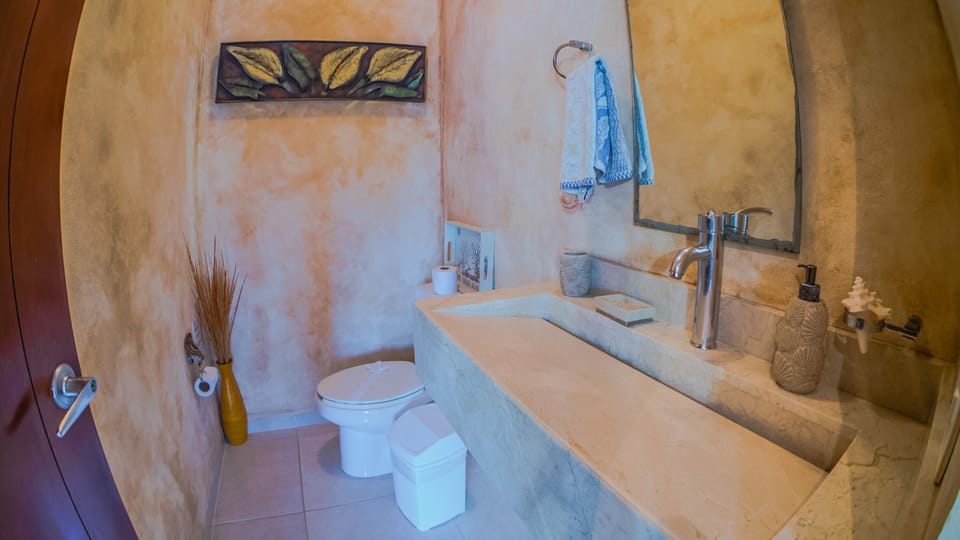 1/2 bath of living room