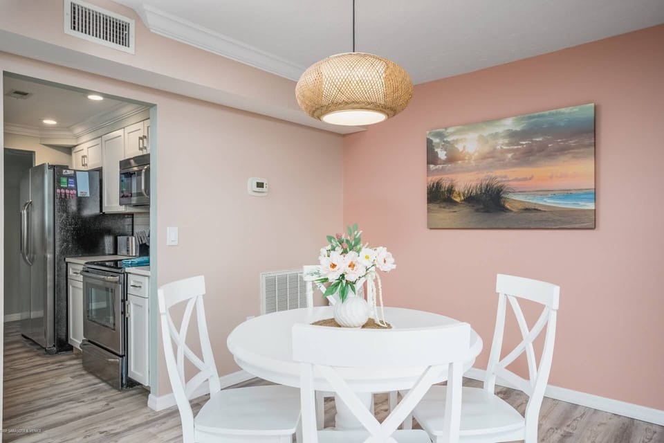 Indoor dining for 4 off the kitchen with great views of Siesta Key