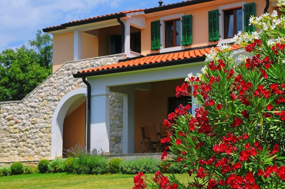 Wonderful villa Marina Vlakovo with communal pool and beautiful neat lawn.