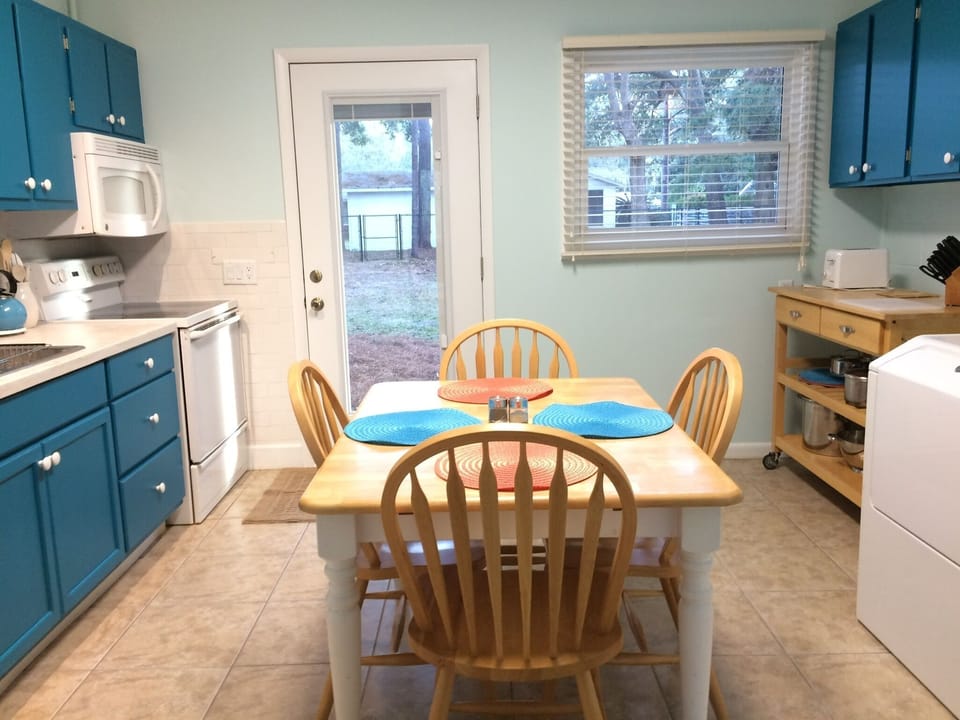 Eat in Kitchen for seating for 6 