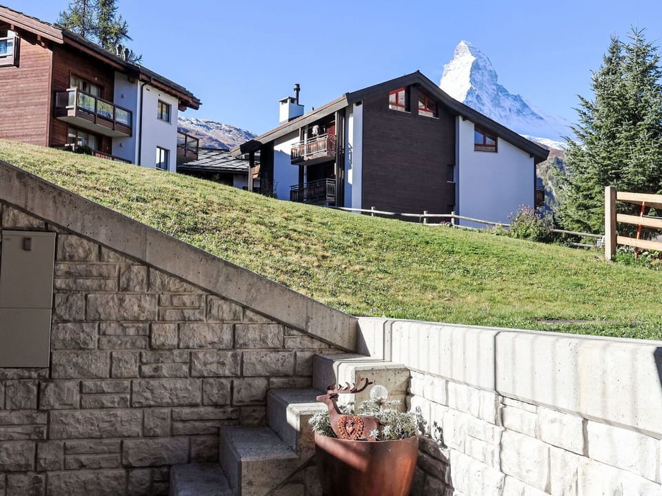 House, Home, Roof, Residential Area, Cottage, Slope, Siding, Yard, Balcony, Estate