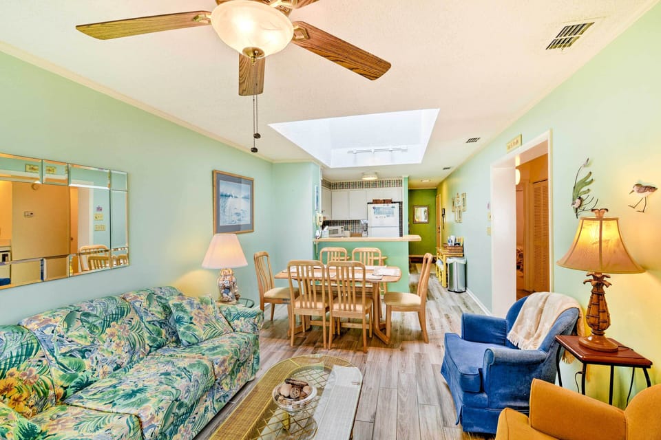 Living Room | Free WiFi | Flat-Screen TV w/ Cable