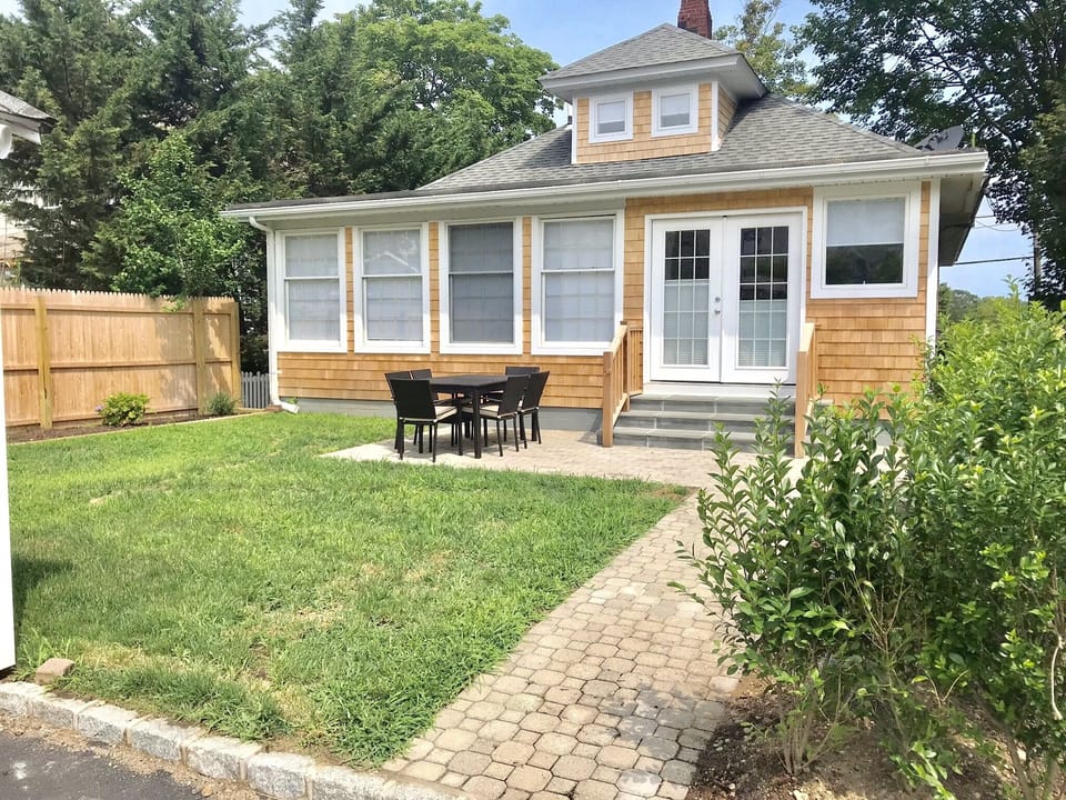 Cozy Yard. Outdoor dining area with BBQ
