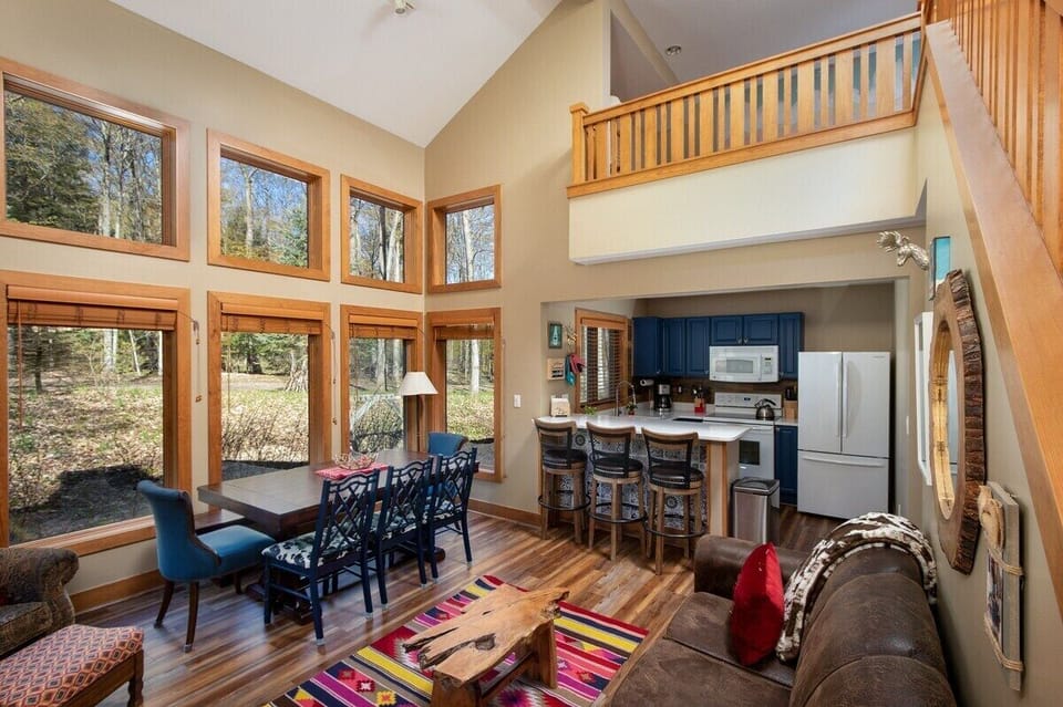 Main living area w/queen sleeper sofa, 50" smart tv & gas fireplace