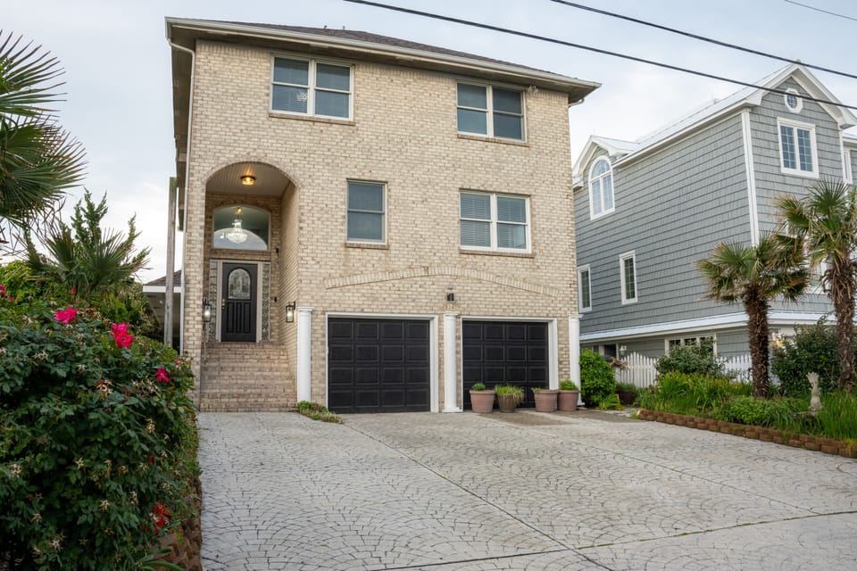 Luxury at the beach! Enjoy a relaxing vacation in this oceanfront smart home.