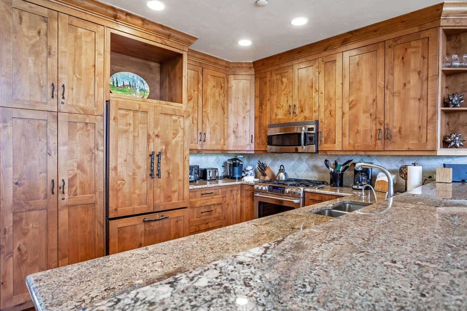 Create amazing meals in this fully equipped kitchen.