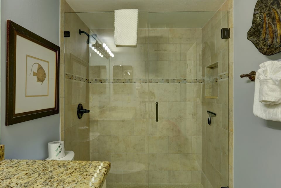 Master Bathroom w/ Walk-In Shower