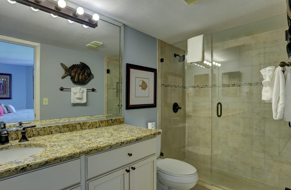 Master Bathroom w/ Walk-In Shower