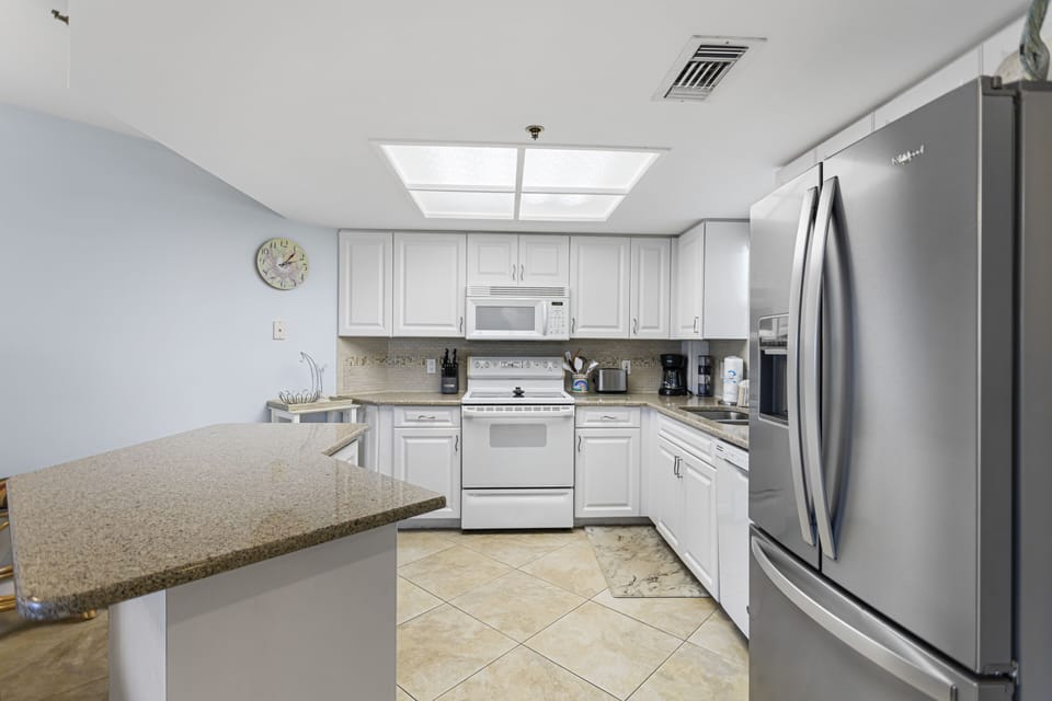 Open Concept, Fully Stocked Kitchen with Island