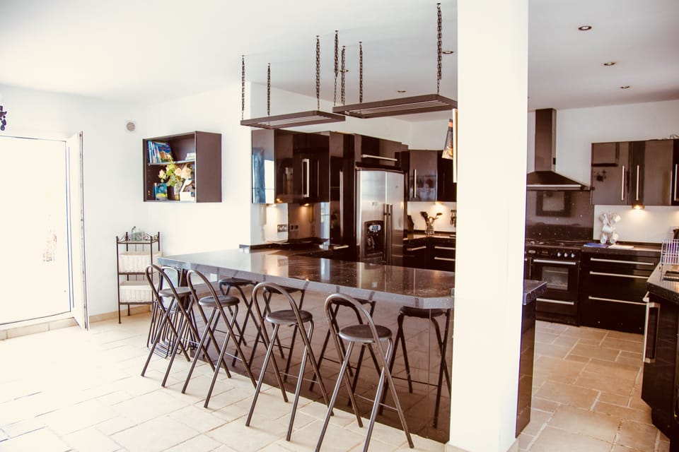 Well equipped kitchen with breakfast bar and stools