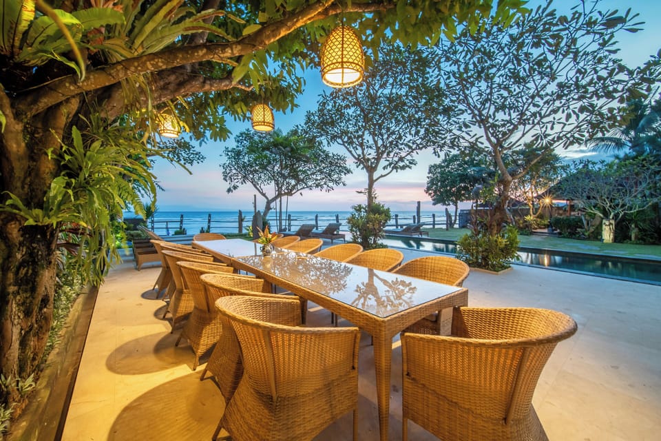 Outdoor dining for 14 people
