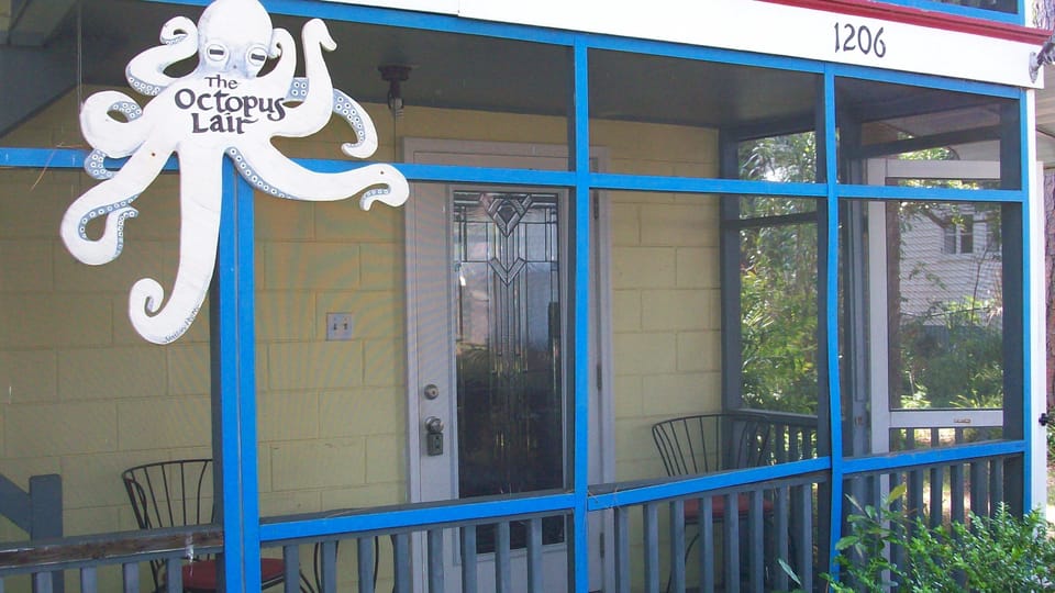 Built in 1964 as an artist studio, the Lair has old style Tybee charm!