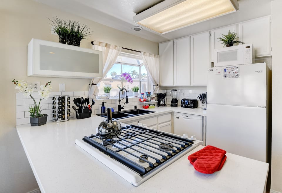 Remodeled quartz counter tops, subway tile backsplash! Modern open feel!