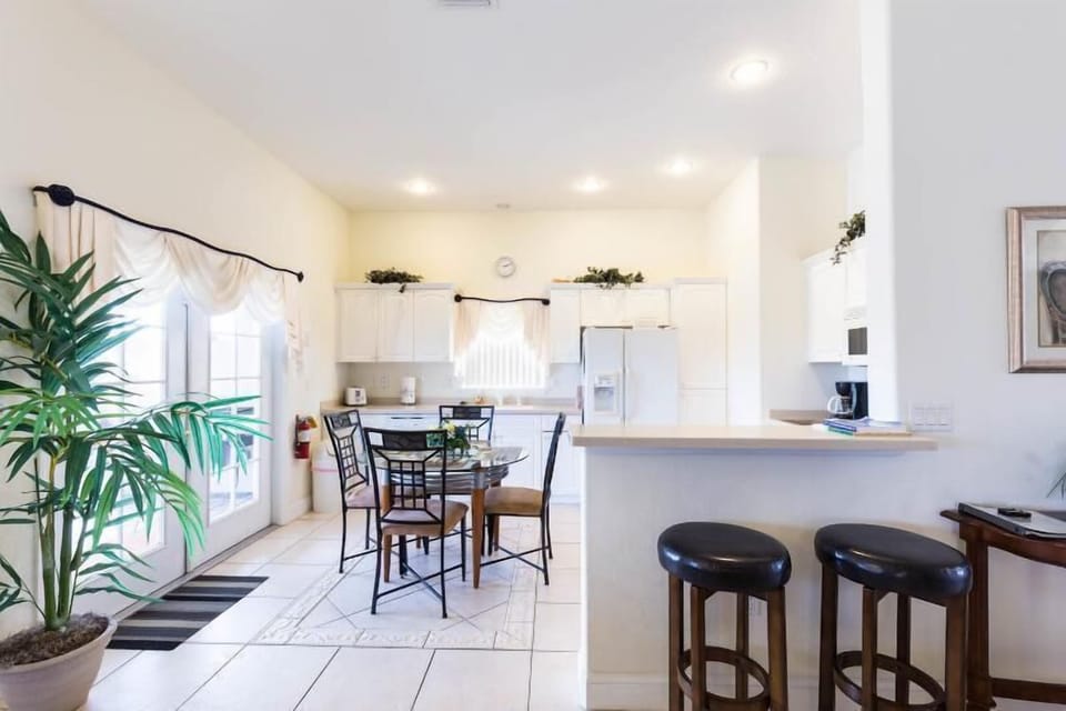 Kitchen 2.jpg