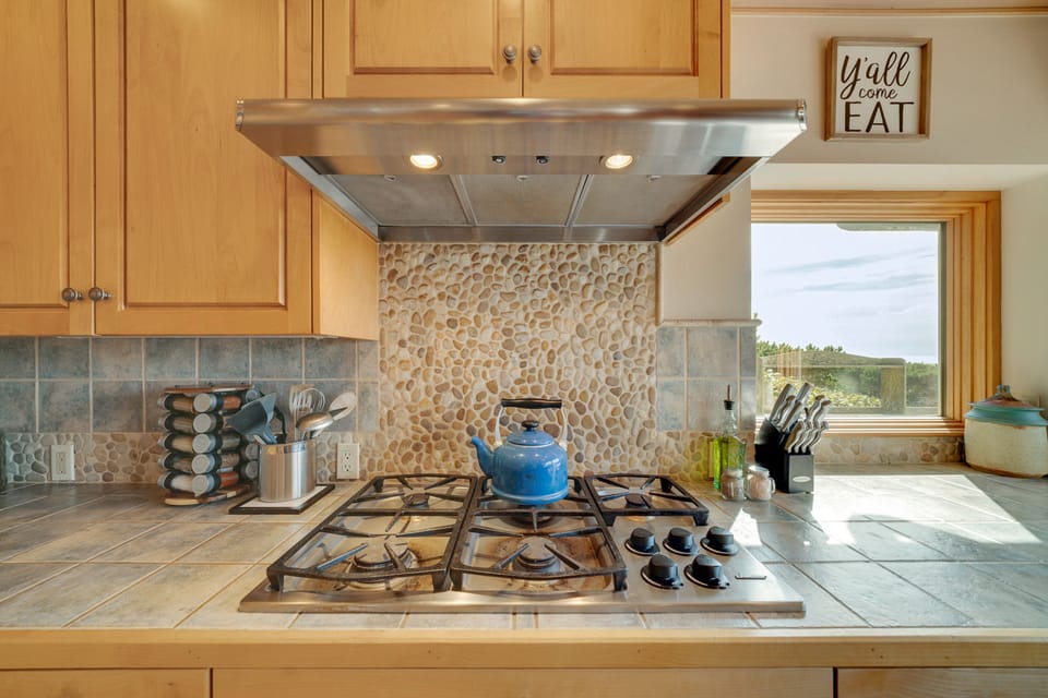Even a 5-burner gas stove - this kitchen will suit the discriminating chef!