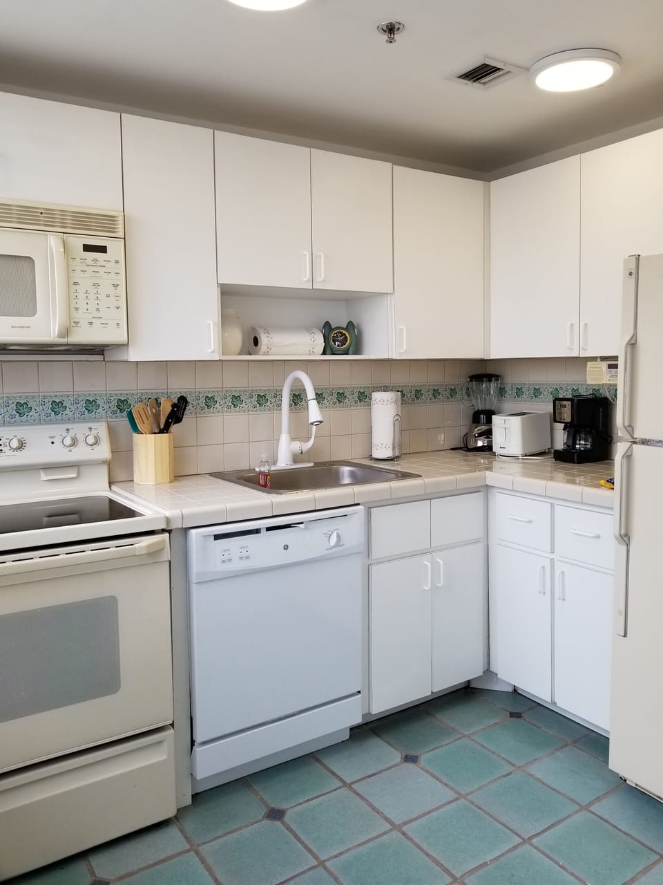 FULL KITCHEN