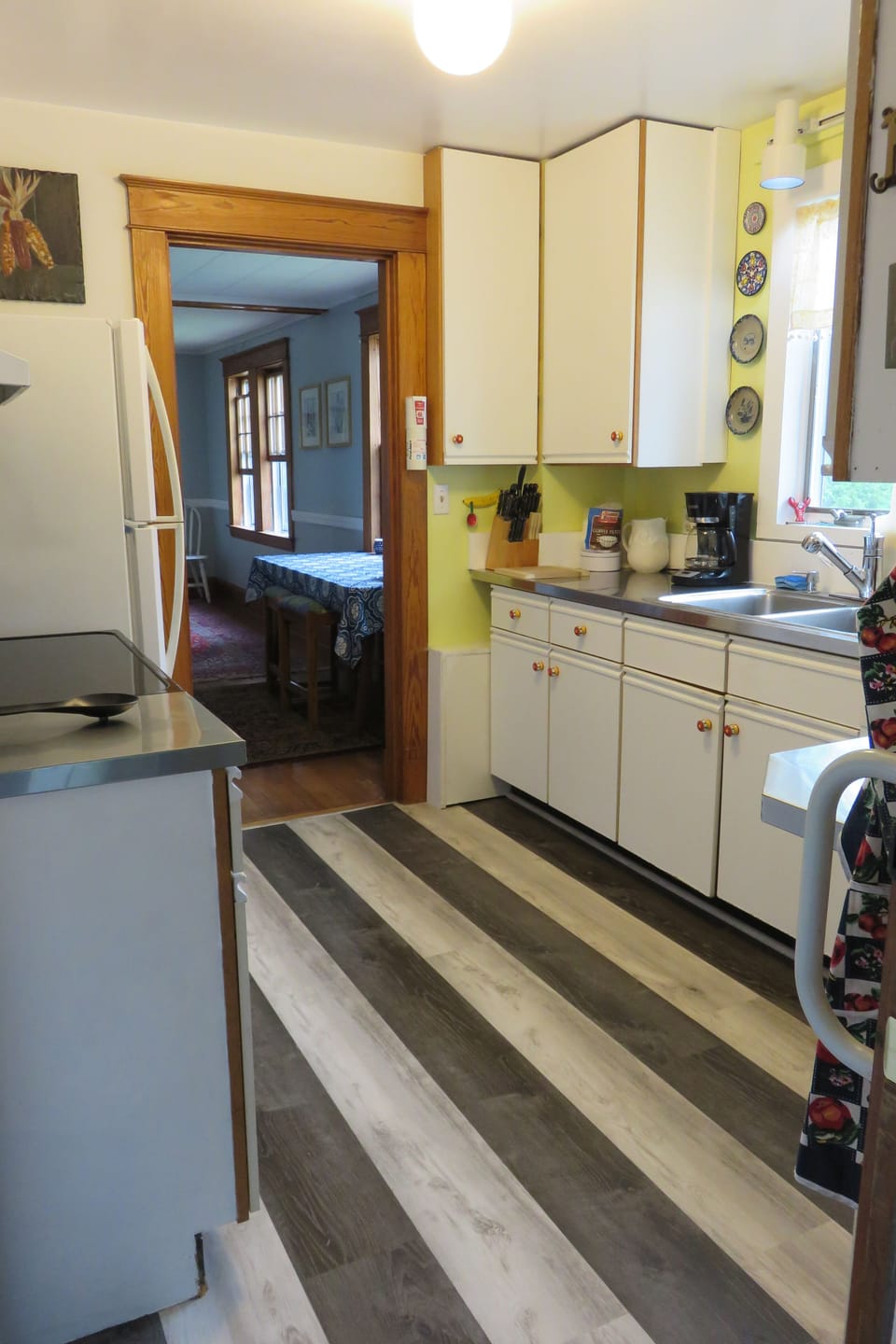 Fully equipped kitchen with new stainless steel countertops