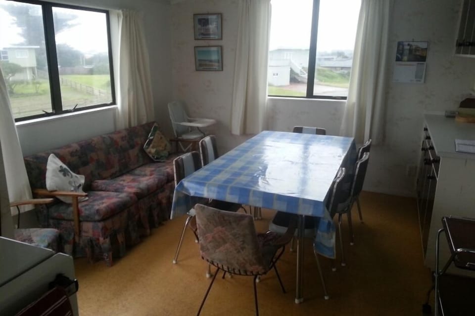 Extendable table, fully equipped kitchen