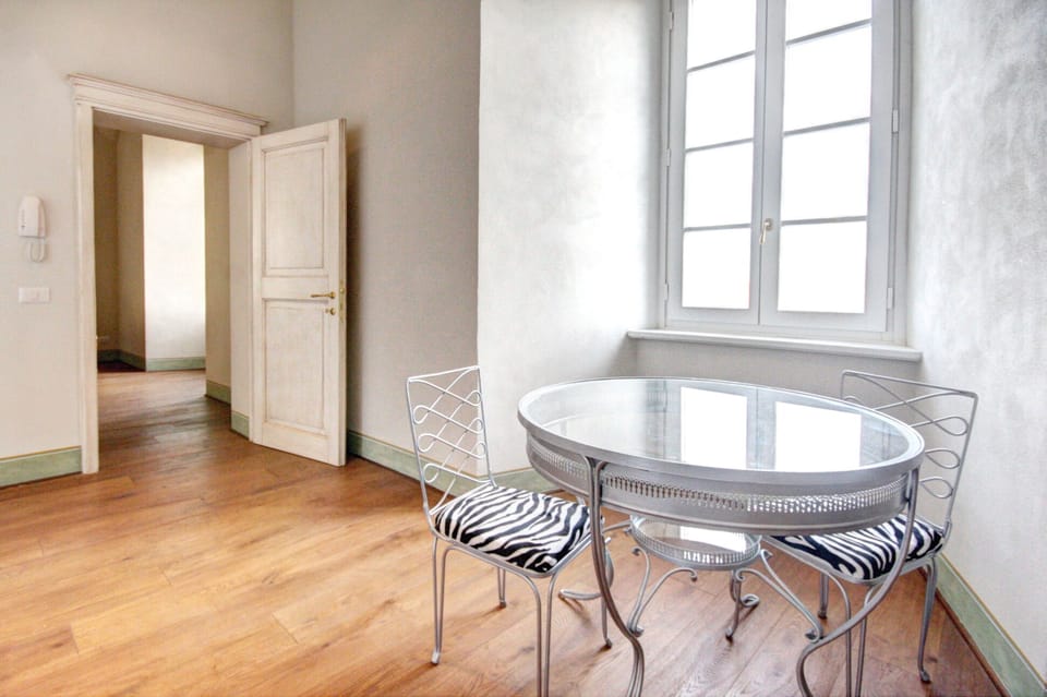 Kitchen table - 4 chairs avaliable