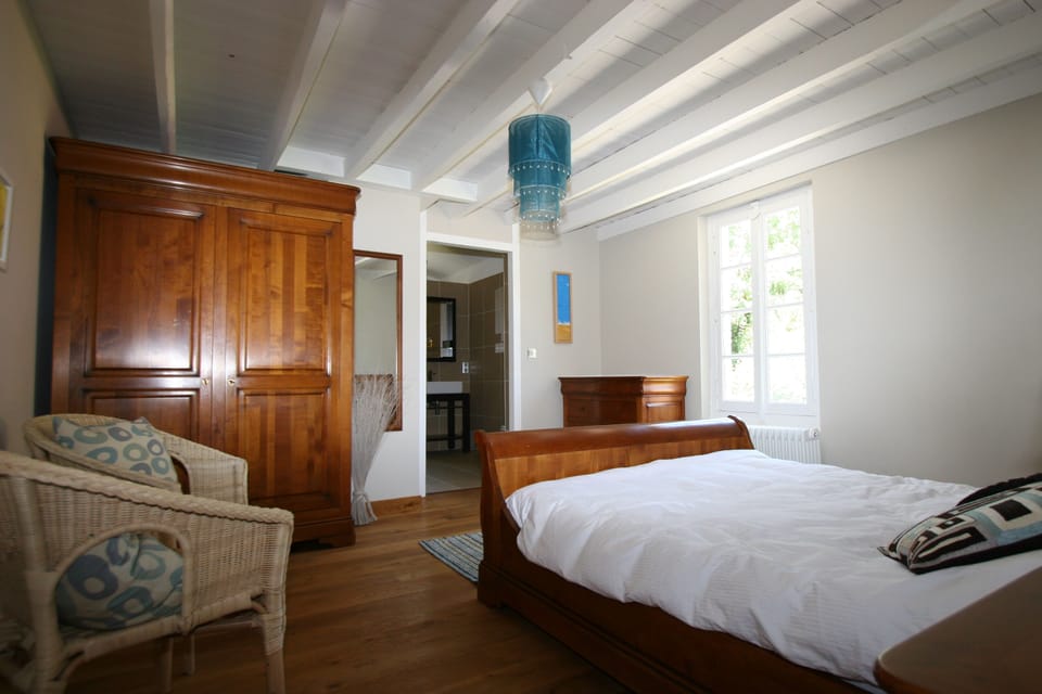 Sleigh bed king size bedroom with ensuite
shower room.