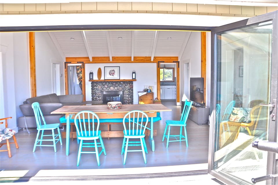 Original Hawaian material, original chairs & colour.