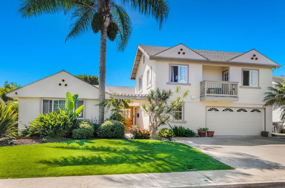 Front of home showing apartment up top - balcony area