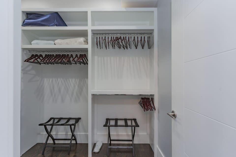 closet with hangers