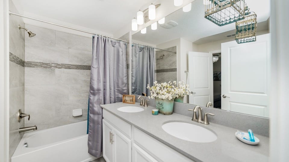 Master King Bathroom 1 Upstairs
Tub/Shower Combo