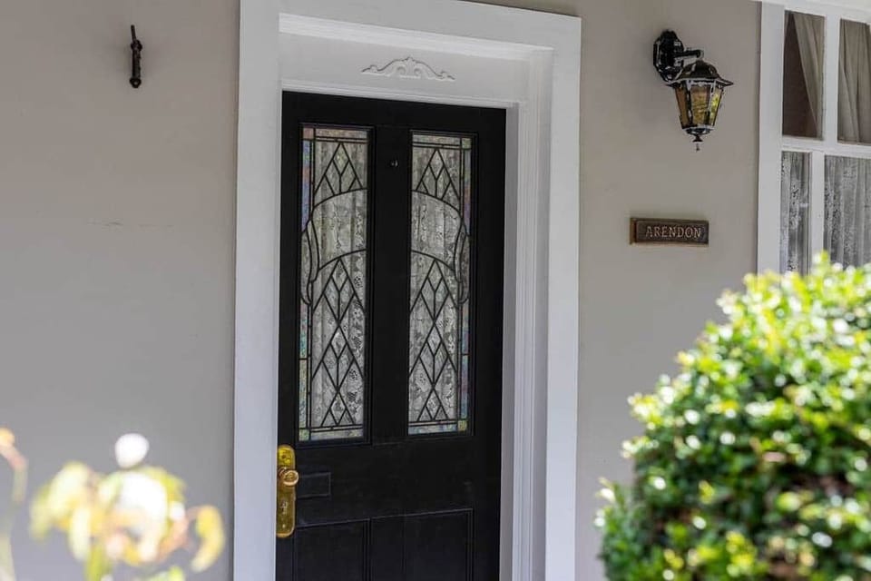 Arendon Cottage LR-33