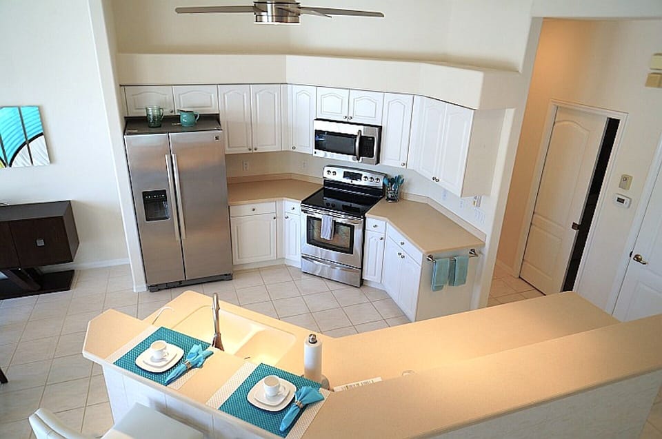 Kitchen with Eat-In Bar