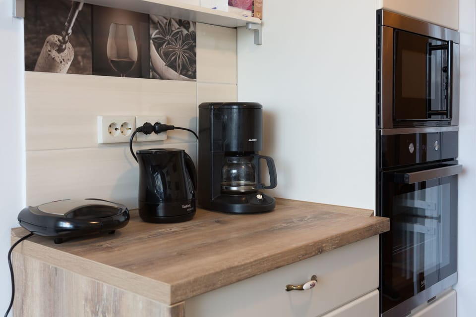 Fully equipped kitchen including coffee machine, kettle, sandwich maker 