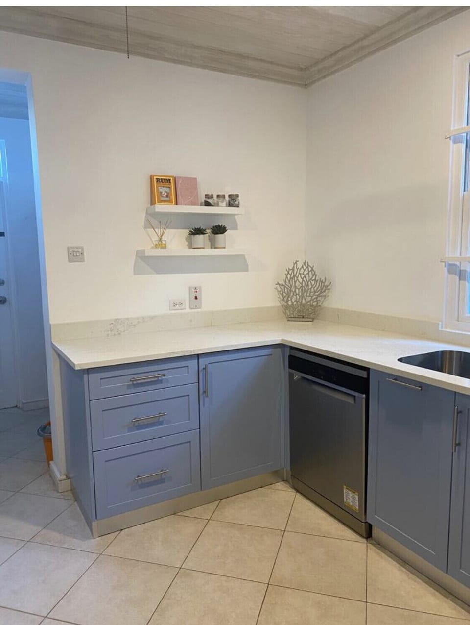 Lovely well equipped kitchen woth modern appliances  