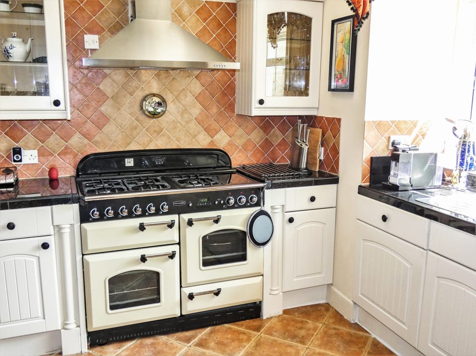 Who loves to cook ?